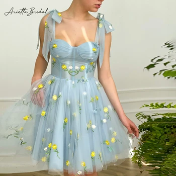 Arietta פרחוני כחול רקמה טול מיני שמלות לנשף מתוקה קשת הרצועות מעל הברך קו קצר צד שמלות עם כיסים